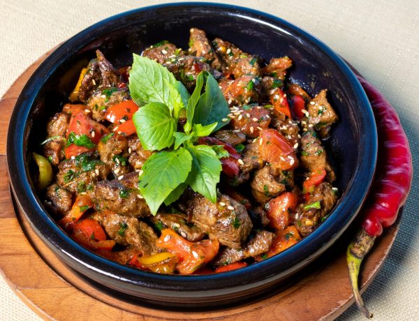 Gulas de Strut cu legume si seminte de susan alb