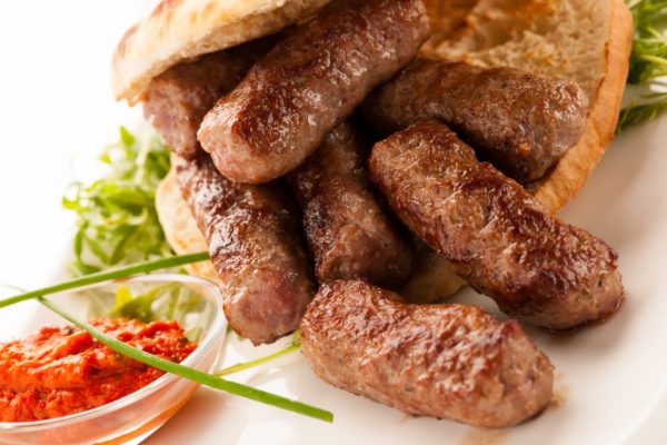 Mici de Strut in pita cu sos de ardei capia si rucola