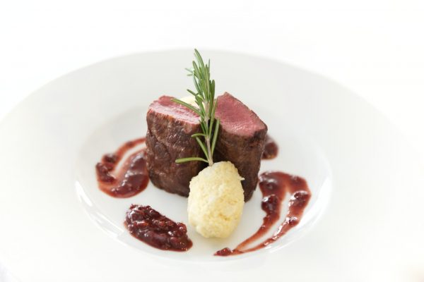 Steak de Strut medium-rare cu piure de cartofi si sos de merisoare