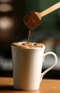 Ciocolata calda pe lingurita aroma Tiramisu Ciocolata calda pe lingurita cu cana cu lapte fierbinte 2