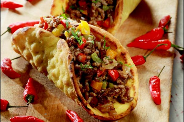 Taco cu carne si legume in paine pita greceasca cu porumb