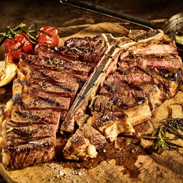 T-bone steak vita Angus Romania feliat cu usturoi copt